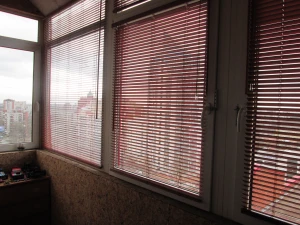 Деревянные горизонтальные жалюзи на створку окна